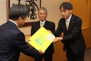 新１年７３７人にランドセルカバー／総社の２社が市に寄贈