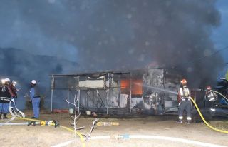 浅口で倉庫全焼 消火中に２人やけど　玉島署 原因捜査