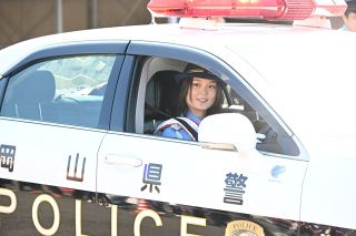 美作育ちのプロレーサー「Ｊｕｊｕ」さん　一日署長務めパトカー運転