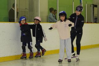 ミラノ五輪入賞 中島選手ら指導　倉敷で小学生スケート教室