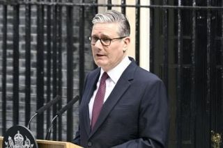 スターマー英首相辞任表明　地方選大敗で求心力低下