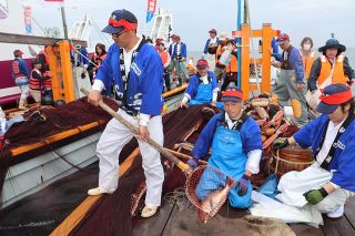 福山・鞆の浦で観光鯛網開幕　江戸期漁法を再現 観光客が歓声