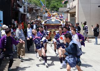 笠岡・真鍋島で「走り神輿」　３基が疾走、沿道から大きな歓声