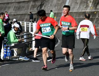 ４７チームが健脚競う　井原市で駅伝競走大会