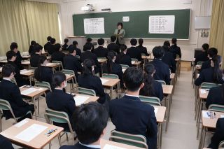 岡山県内公立高で一般入試スタート　約５９００人出願、初日は学力検査