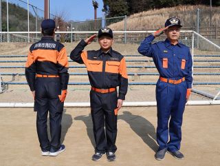 井原市消防団の活動服井原デニムに刷新　機能性やデザイン性アップ