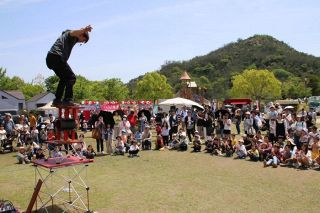 縁日や大道芸のショー満喫　深山公園で開園５０周年イベント、６日まで