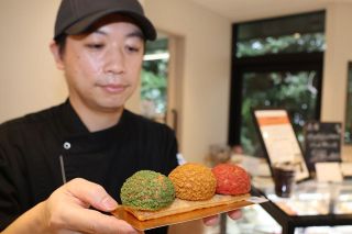 信号機模したシュークリームで安全呼びかけ　洋菓子店と岡山南署がコラボ