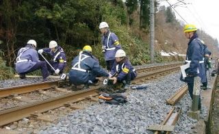 【新見・備中神代駅 作業員に列車接近】使えなかった再発防止機器　現場の負担大、対策途上