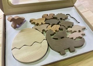 恐竜の積み木セットで遊んで　あすなろ工房、岡山産材使い発売