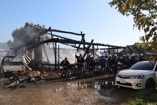 浅口市金光町占見新田で住宅など４棟全焼 １人死亡