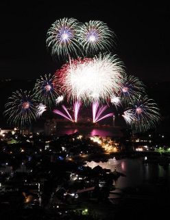 花火２千発 港の町並みと海照らす　福山・鞆の浦