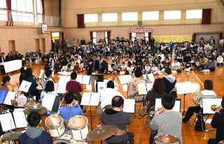 思い出詰まった校舎に歌声響く　赤磐・石相小で閉校記念コンサート