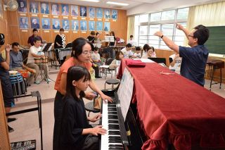旧巨瀬小 音楽で再び活気を　高梁の音楽家が合奏団結成、１９日始動