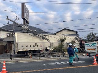 トラックが電柱衝突 運転男性死亡　備前の国道２号