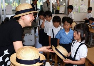 暑い夏は麦わら帽子で乗り切って　笠岡・石田製帽が１年生に贈る