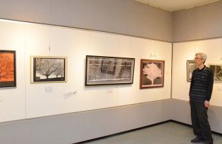 地域の風景を切り絵に 力作披露　和気の松本さん １８日まで個展