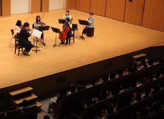 プロの音色に小中生感動　真庭で岡フィル鑑賞会