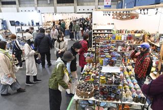 全国各地の器求め 家族連れら続々　コンベックス岡山「器フェア」１５日まで