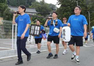 「温羅火」担ぎ練り歩く　岡山・吉備津神社で採火