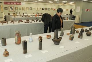 歳末助け合い美術展３日限り　美術ファンらお気に入り作品入札