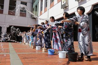 猛暑しのいで 打ち水で涼感演出　倉敷市役所できもの学院生ら