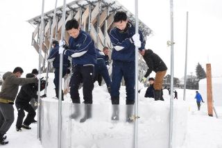 雪恋まつり前に巨大かまくら作り　真庭、学芸館高の生徒ら