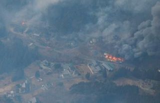 平成以降最大、延焼続く　ヘリ増強し消火活動