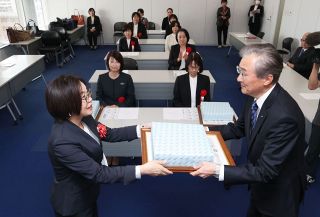 地域のため一層活躍を　優良保健師１０人表彰　山陽新聞社会事業団