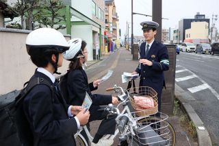 「ルール守って安全に」青切符制度スタート前に　岡山県警 チラシ配り周知