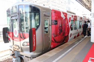 「ばらのまち福山」ＰＲ列車運行開始　山陽線と呉線、鮮やかなバラ描く
