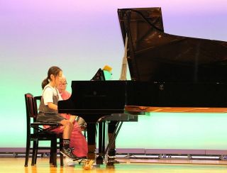 スタインウェイピアノの音色堪能　岡山で発表会、４２組が順に登壇
