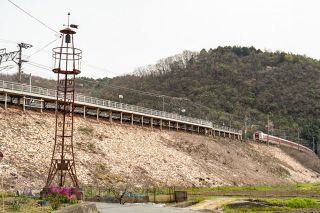 火の見櫓より高い伯備線日羽駅　複線工事で大築堤