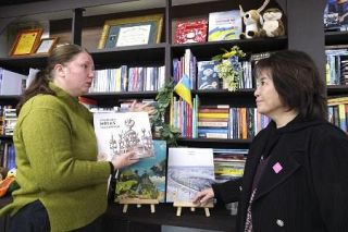 「本は私たちの心です」祖国とつながる本を集める女性、カウンセラー団体が支援続ける　もうすぐ１０００冊、ゼレンスキー大統領の妻も驚いた充実ぶり