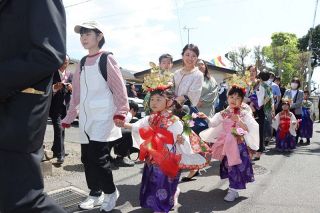 華やか稚児行列 松寿寺の周辺練る　岡山、「鬼子母神」公開に合わせ