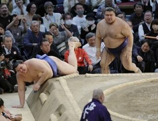 大相撲春場所、高安が単独首位に　大の里との１敗対決制し