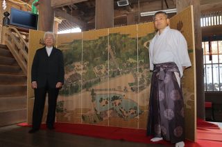 吉備津神社・鳥瞰絵図描いた屏風を奉納　本殿に地元出身のデザイナー水戸岡さん