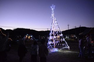 井原・県主小児童が手作りツリー　地区おこしの一環 学校近くに設置