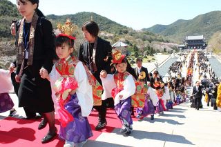 釈迦誕生祝い お練り供養、灌仏式　兵庫・無量寿寺１４万人参拝