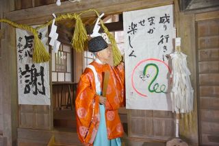 美作・梶並神社に蛇の書画　県北書作家協会長が奉納