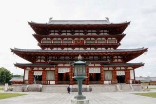 思いこもった写経で復興　金堂再建から５０年の薬師寺