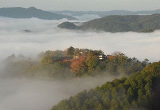 白い雲間に浮かぶ「天空の山城」　雲海に包まれ幻想的な光景広がる