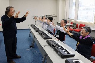 超初心者のピアノ・バイオリン講座　結成６１年デュオ三木、福山大学で