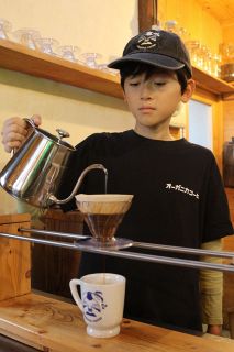 吉備中央の少年バリスタ 店の看板に　丁寧なドリップ ＳＮＳで話題