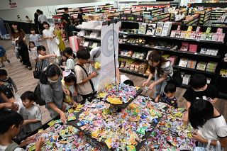 ボウリング場跡が駄菓子売り場に　美作で地元企業が改築オープンへ