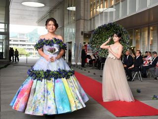 生花２００本使った「りんどうドレス」お披露目　新見での生産者ら、新たな魅力発信を