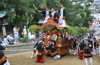 倉敷 児島・鴻八幡宮例大祭　だんじり１８基 豪快に急傾斜の参道上る
