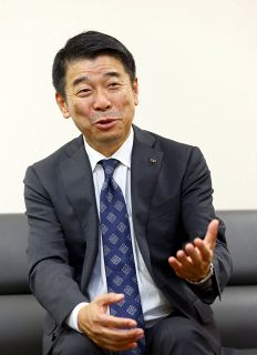 「紳士服大手の新戦略」 青山商事の遠藤社長兼ＯＭＯリテール本部長　地域の品ぞろえ データ基に