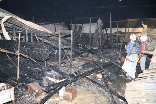 浅口市鴨方町で倉庫全焼　けが人なし　