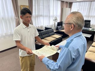 関西高・八木さんに岡山県善行賞　玉野署伝達 線路で転倒の高齢者救出